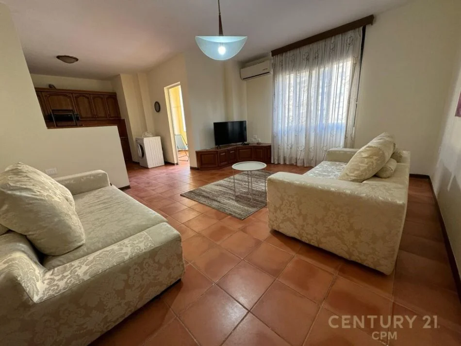 Tirane, jepet me qera apartament 1+1 Kati 2, 77 m² 600 € (qender)