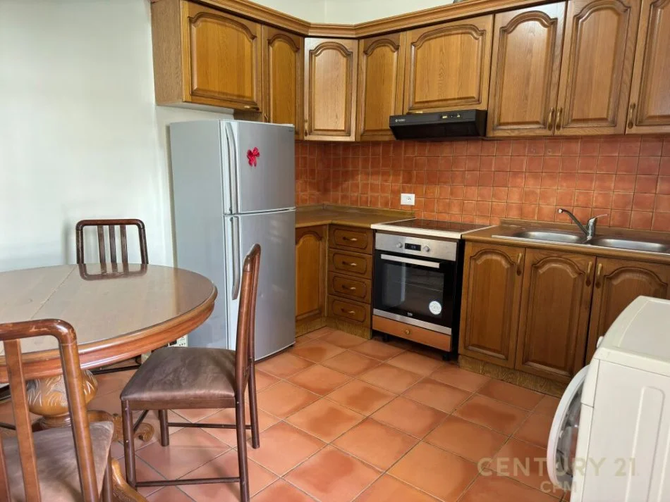 Tirane, jepet me qera apartament 1+1 Kati 2, 77 m² 600 € (qender)