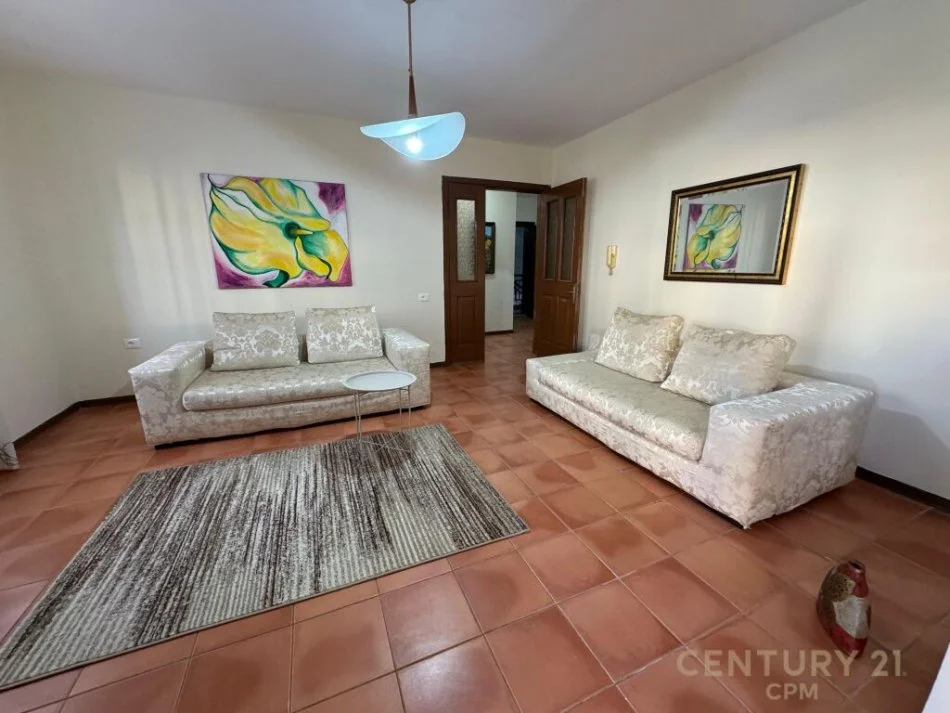 Tirane, jepet me qera apartament 1+1 Kati 2, 77 m² 600 € (qender)