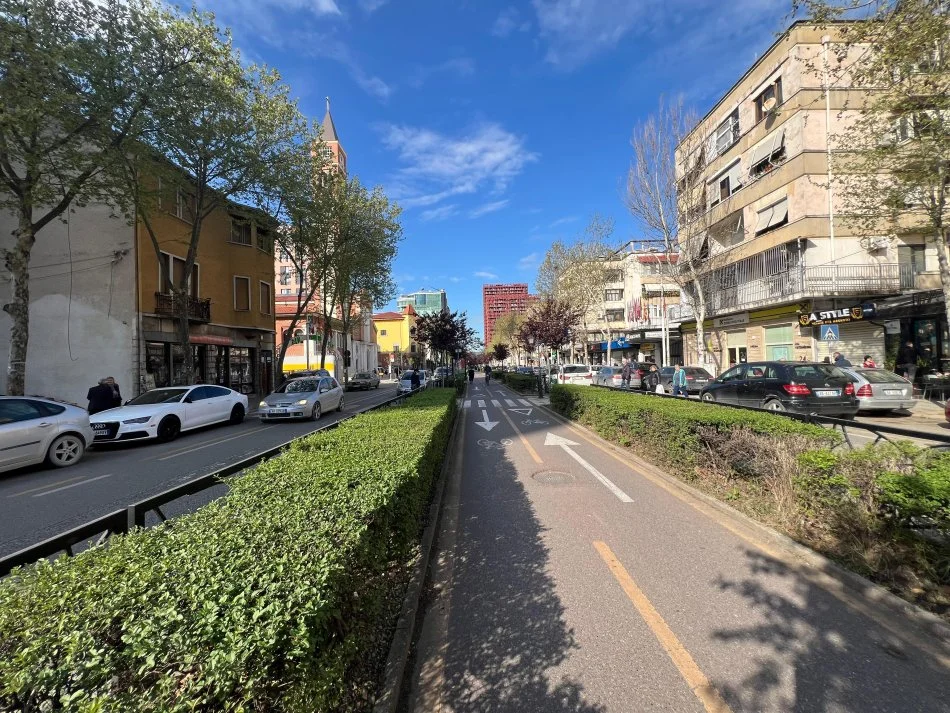 Tirane, jepet me qera apartament 2+1 Kati 4, 2.800 € (Rruga e Kavajes)