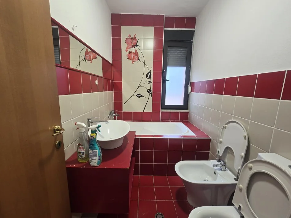 Tirane, jepet me qera dyqan Kati 4, 95 m² 1.000 € (9 kateshet)