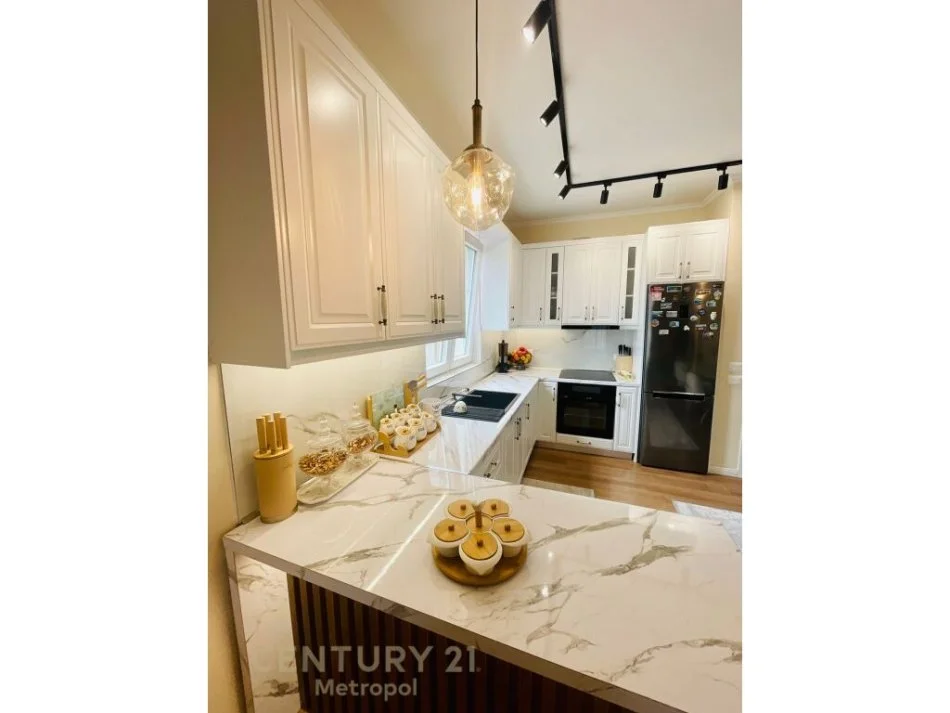 Tirane, jepet me qera apartament 2+1 Kati 6, 112 m² 1.200 € (komuna e parisit)
