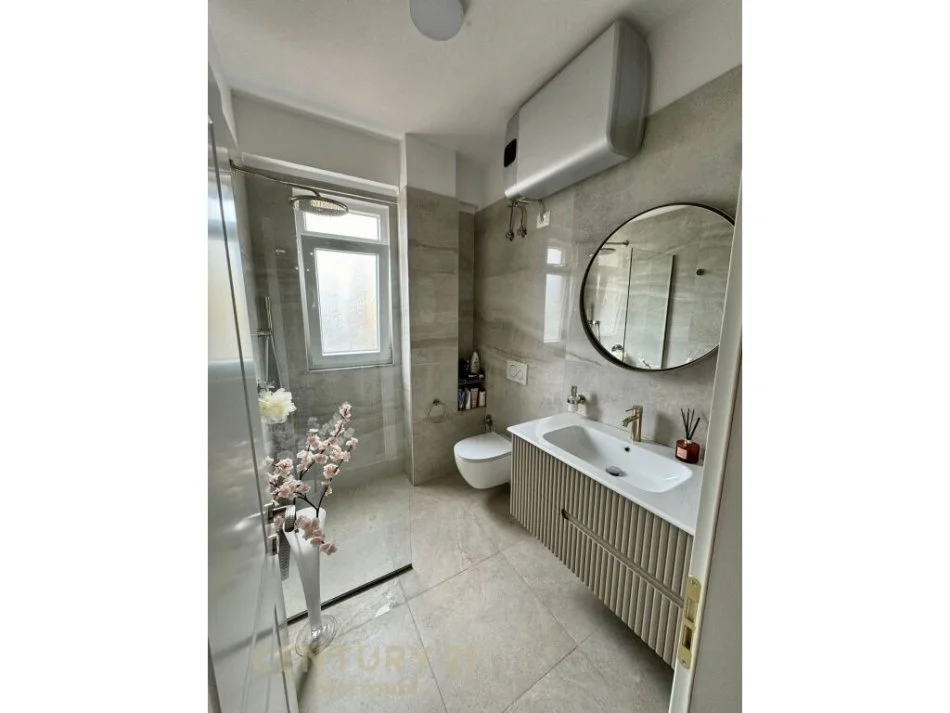 Tirane, jepet me qera apartament 2+1 Kati 6, 112 m² 1.200 € (komuna e parisit)