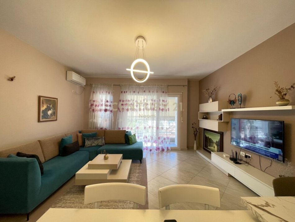 Tirane, jepet me qera apartament 2+1 Kati 4, 115 m² 900 € (Liqen i thate)