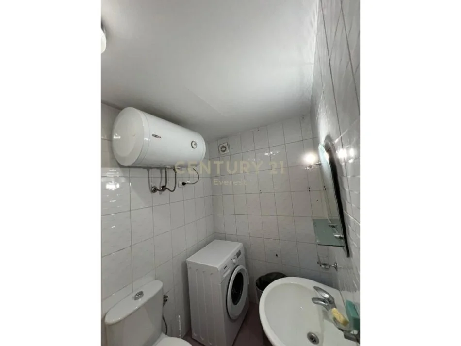 Tirane, jepet me qera apartament 2+1 Kati 9, 100 m² 700 € (RRUGA E BARRIKADAVE)