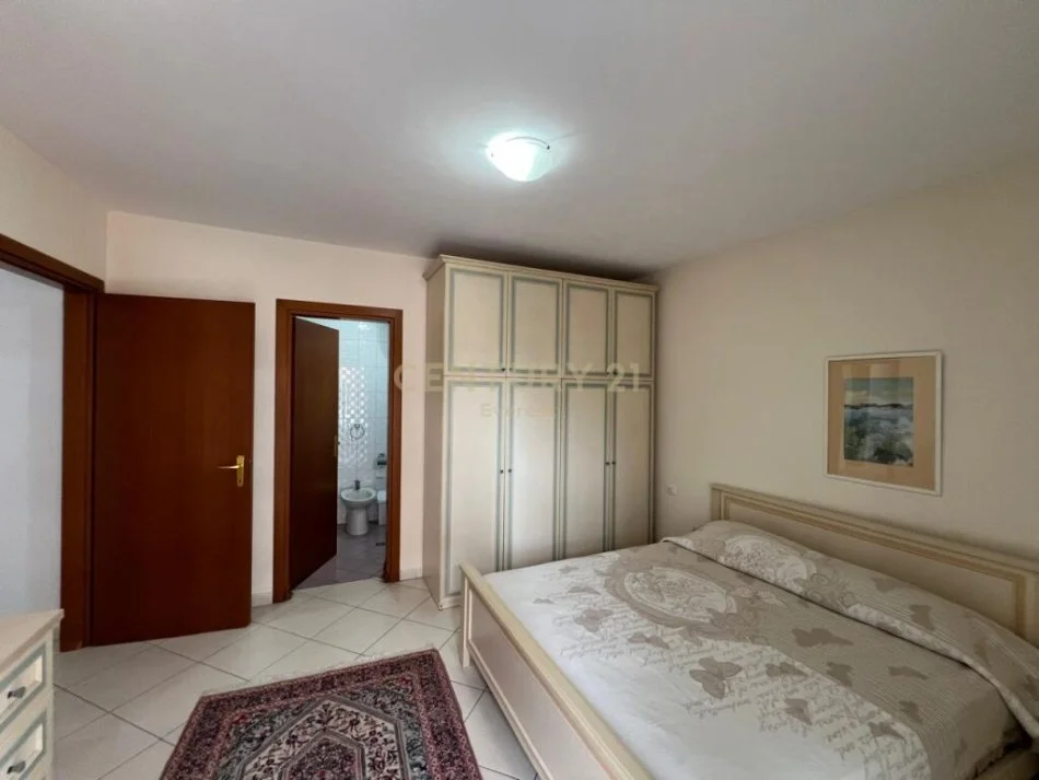 Tirane, jepet me qera apartament 2+1 Kati 9, 100 m² 700 € (RRUGA E BARRIKADAVE)