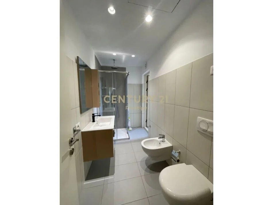 Tirane, jepet me qera apartament 3+1 Kati 9, 153 m² 2.500 € (Ambasada amerikane)