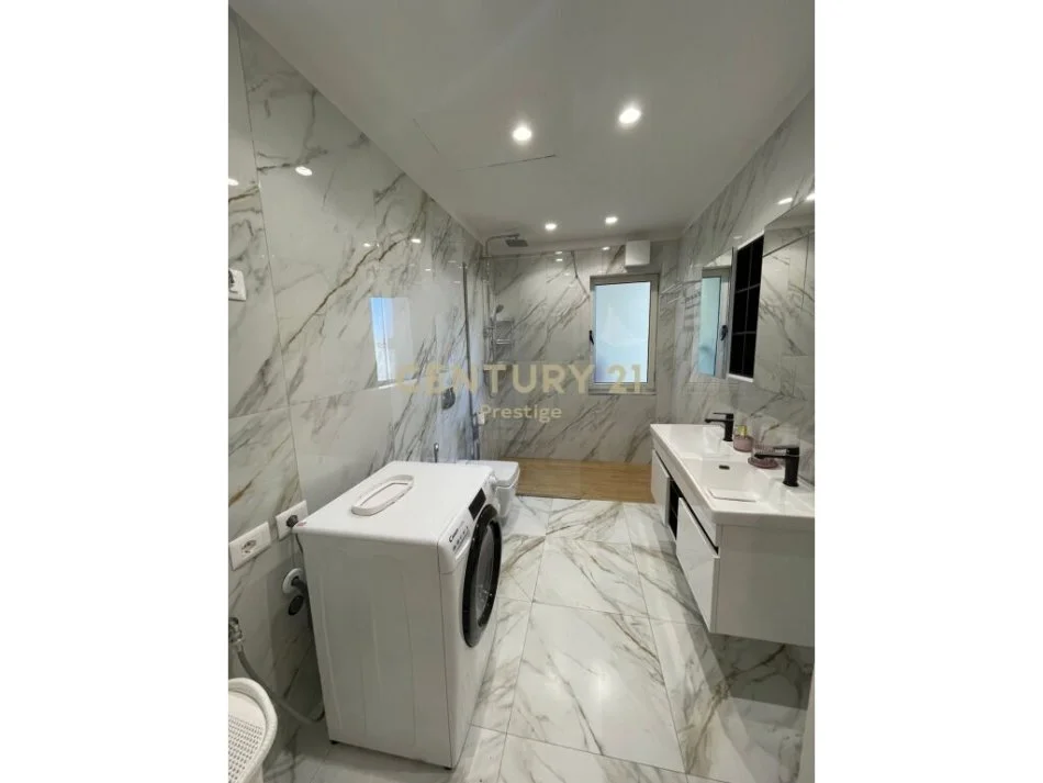 Tirane, jepet me qera apartament 3+1 Kati 9, 153 m² 2.500 € (Ambasada amerikane)