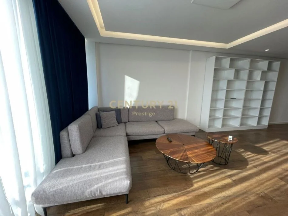 Tirane, jepet me qera apartament 3+1 Kati 9, 153 m² 2.500 € (Ambasada amerikane)