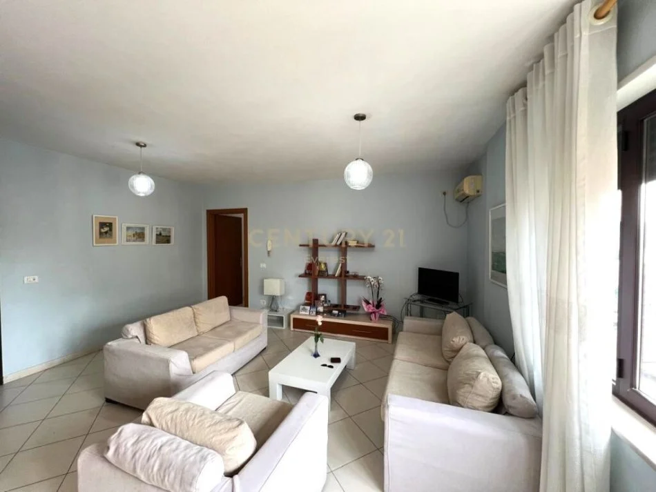 Tirane, jepet me qera apartament 2+1 Kati 9, 100 m² 700 € (RRUGA E BARRIKADAVE)