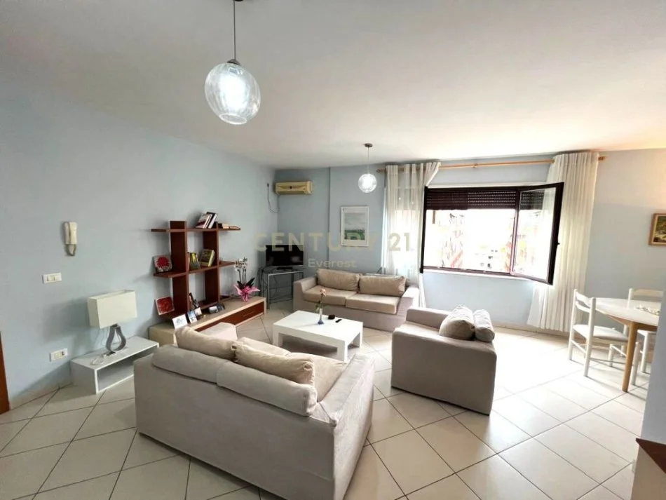 Tirane, jepet me qera apartament 2+1 Kati 9, 100 m² 700 € (RRUGA E BARRIKADAVE)