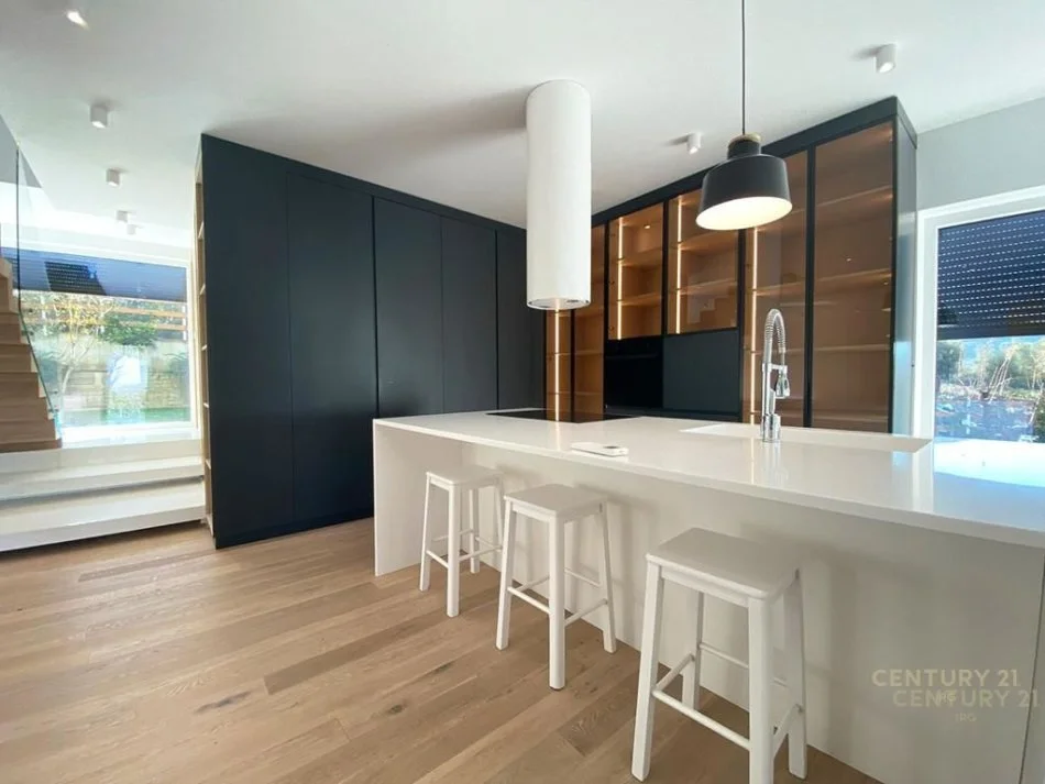 Tirane, shitet Vile 3+1+Aneks+Ballkon Kati 2, 250 m² 950.000 € (Long Hill, Qendra Tregtare TEG)