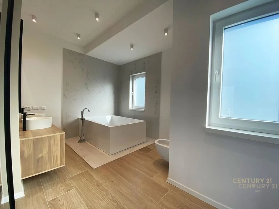 Tirane, shitet Vile 3+1+Aneks+Ballkon Kati 2, 250 m² 950.000 € (Long Hill, Qendra Tregtare TEG)