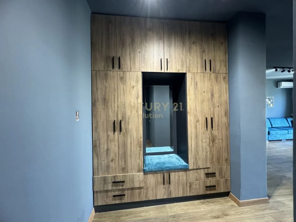 Tirane, jepet me qera apartament 2+1 Kati 7, 108 m² 600 € (Grand Gallery, Yzberish)