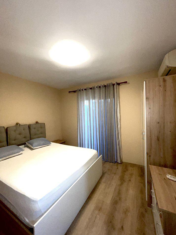 Tirane, jepet me qera apartament 2+1+Ballkon Kati 3, 80 m² 600 € (Ish Parku i Autobuzave)