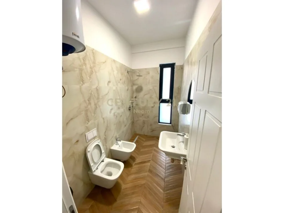 Tirane, shitet ambjent biznesi Kati 4, 133 m² (Rruga e Kavajes)