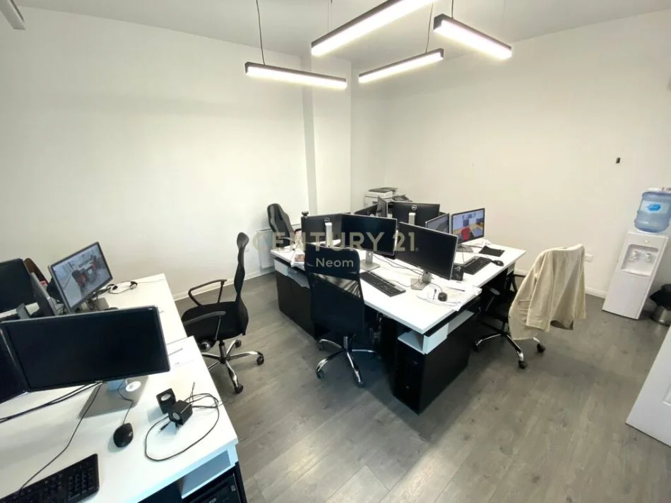 Tirane, shitet ambjent biznesi Kati 4, 133 m² (Rruga e Kavajes)