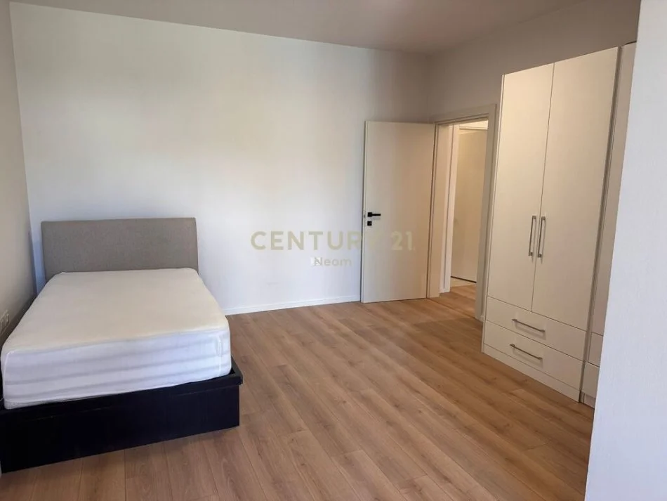 Tirane, jepet me qera apartament 2+1 Kati 3, 130 m² 1.100 € (coin)