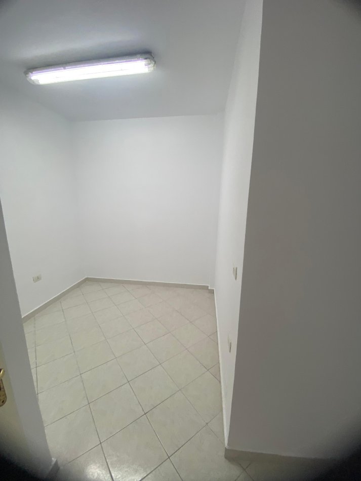 Tirane, jepet me qera zyre Kati 2, 70 m² 750 € (pranë ArTurbina)