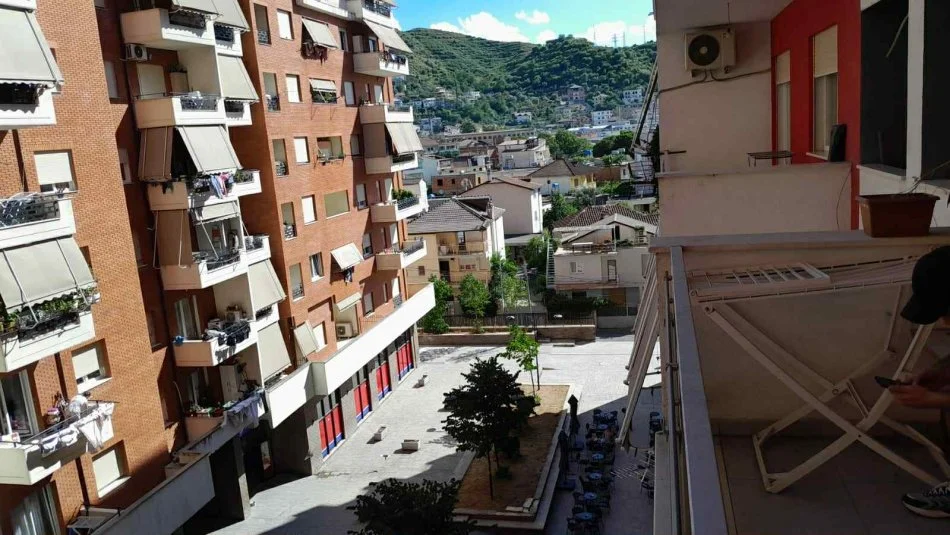 Tirane, jepet me qera apartament 2+1+Ballkon Kati 4, 95 m² 450 € (GOLDEN PARK AMERIKAN 3)