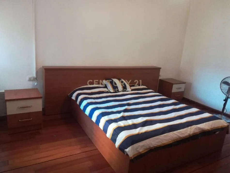 Tirane, jepet me qera apartament 1+1+Ballkon Kati 5, 80 m² 600 € 