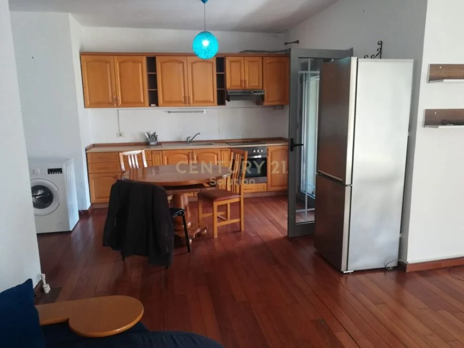 Tirane, jepet me qera apartament 1+1+Ballkon Kati 5, 80 m² 600 € 