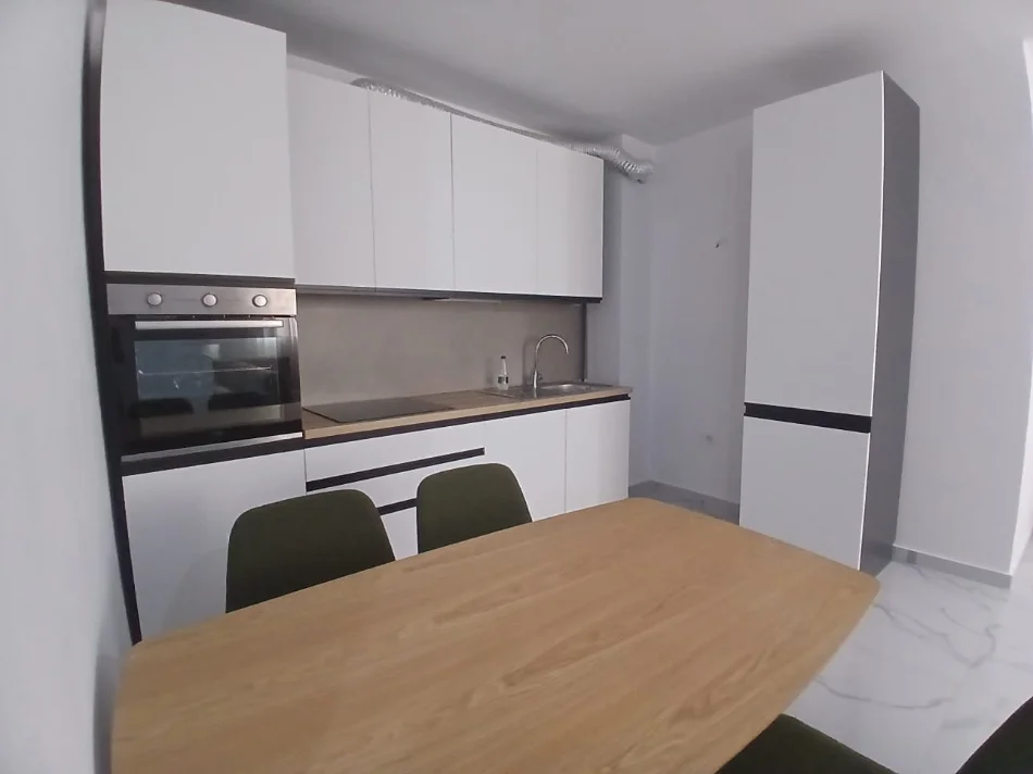 Tirane, jepet me qera apartament 1+1 Kati 4, 60 m² 400 € (Shkoze; pallatet e Tom Doshit)