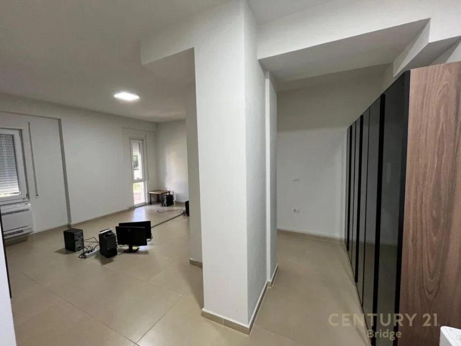 Tirane, jepet me qera Kati 2, 172 m² 2.000 € 