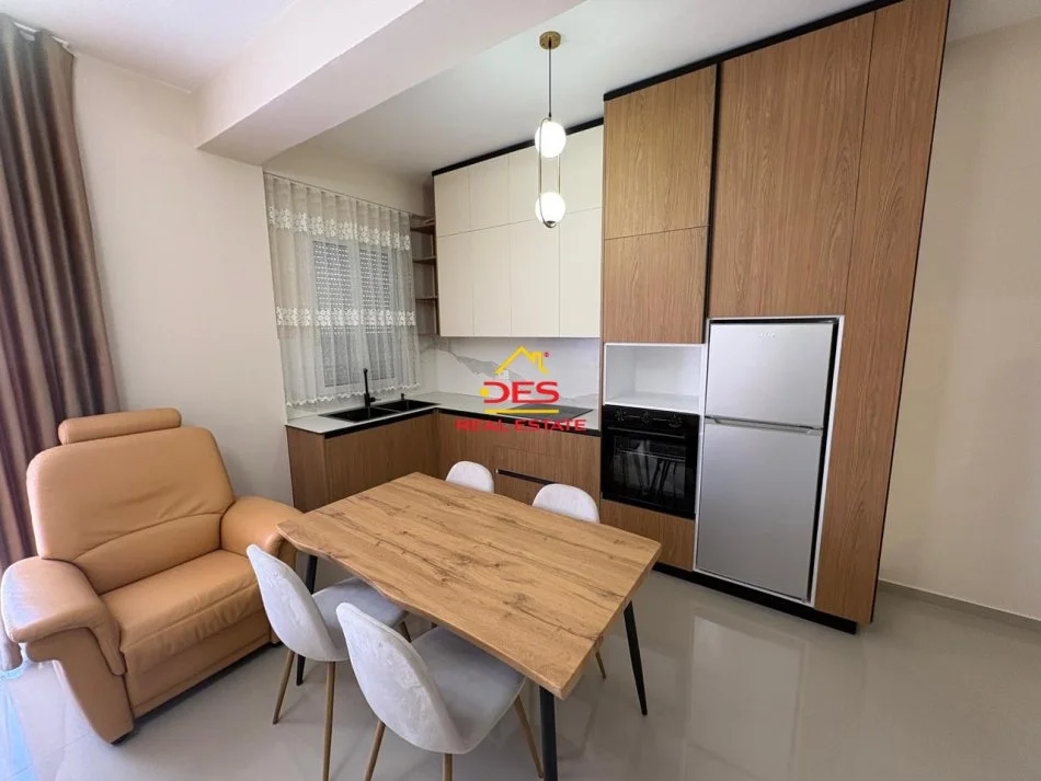 Vlore, jepet me qera apartament 2+1+Ballkon Kati 3, 100 m² 550 € (Rruga Sadik Zotaj)
