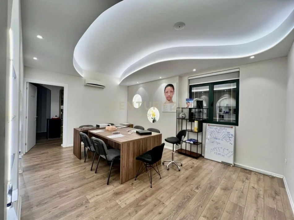 Tirane, shitet ambjent biznesi Kati 2, 221 m² (ish bllok)