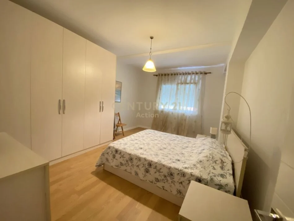 Tirane, jepet me qera apartament 1+1 Kati 4, 70 m² 600 € (petro nini)