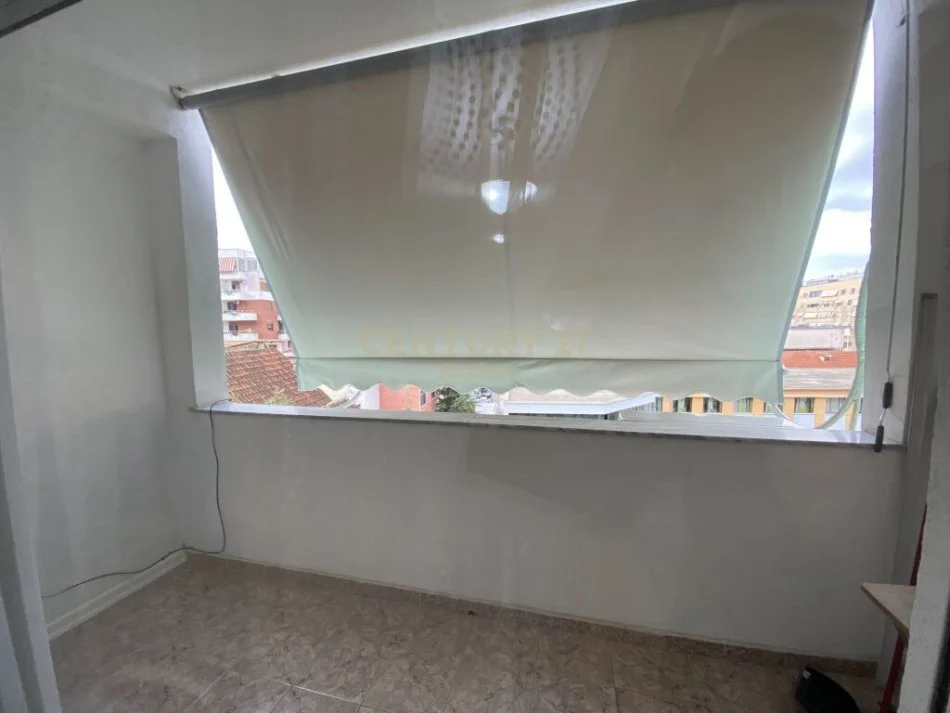 Tirane, jepet me qera apartament 1+1 Kati 4, 70 m² 600 € (petro nini)