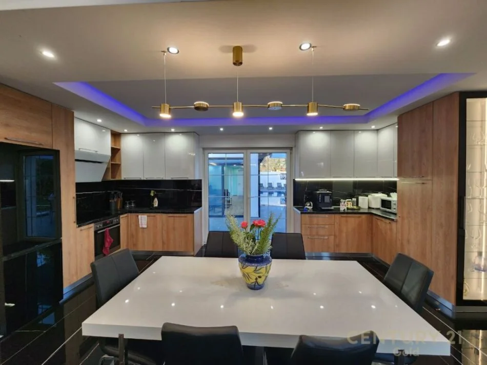 Tirane, jepet me qera 4+1+Ballkon Kati 2, 1.250 m² 5.000 € (farke)