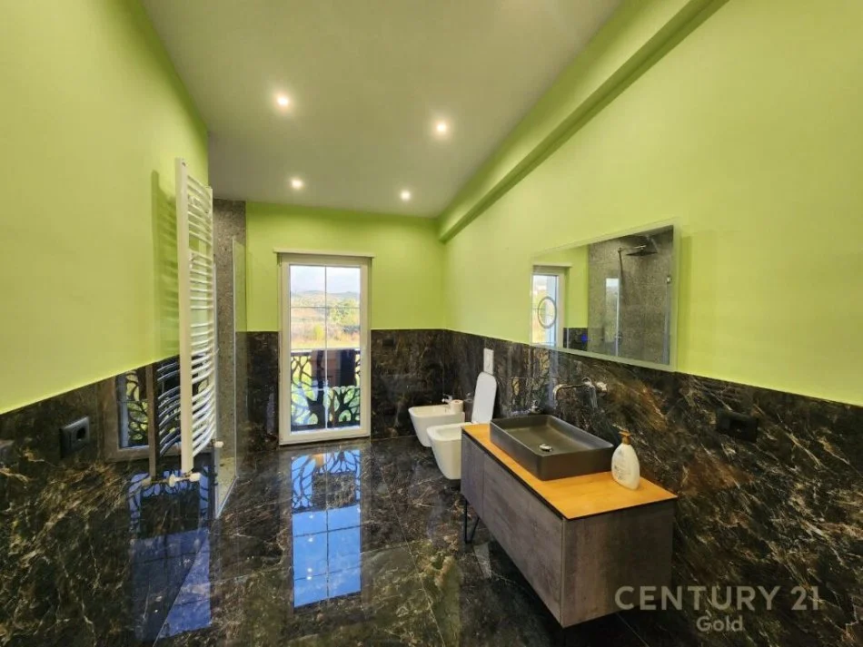 Tirane, jepet me qera 4+1+Ballkon Kati 2, 1.250 m² 5.000 € (farke)