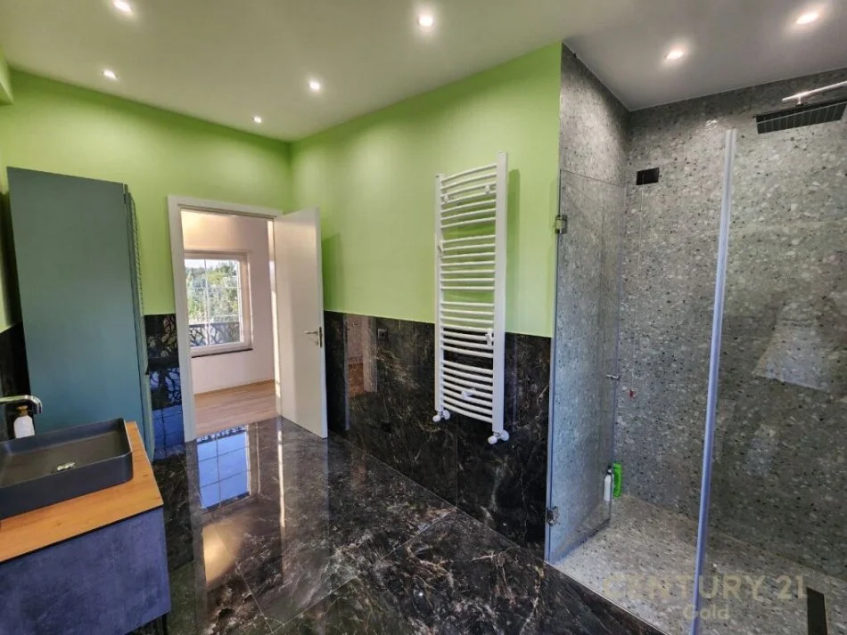 Tirane, jepet me qera Vile 2 Katshe Kati 2, 1.250 m² 5.000 € (Farke)