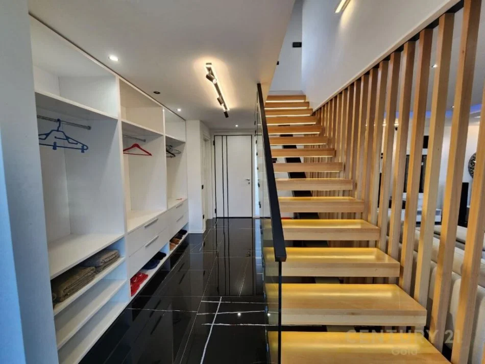 Tirane, jepet me qera 4+1+Ballkon Kati 2, 1.250 m² 5.000 € (farke)