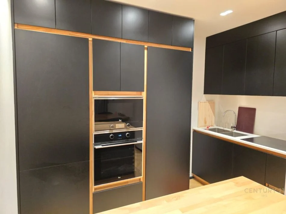 Tirane, jepet me qera apartament 2+1 , 750 € 