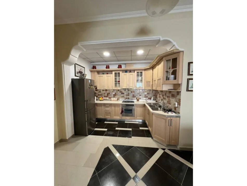 Tirane, jepet me qera apartament 2+1 Kati 1, 120 m² 500 € 