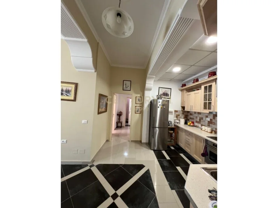 Tirane, jepet me qera apartament 2+1 Kati 1, 120 m² 500 € 