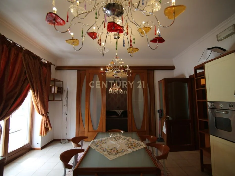 Tirane, shitet Vile 3 Katshe Kati 3, 900 m² 2.500.000 € (Rruga e Dibrës)