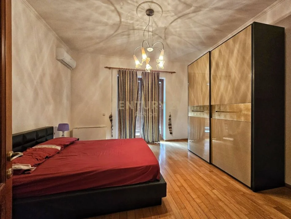 Tirane, shitet Vile 3 Katshe Kati 3, 900 m² 2.500.000 € (Rruga e Dibrës)