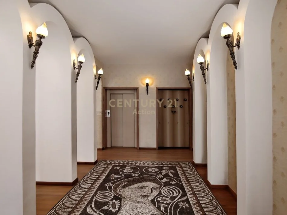 Tirane, shitet Vile 3 Katshe Kati 3, 900 m² 2.500.000 € (Rruga e Dibrës)