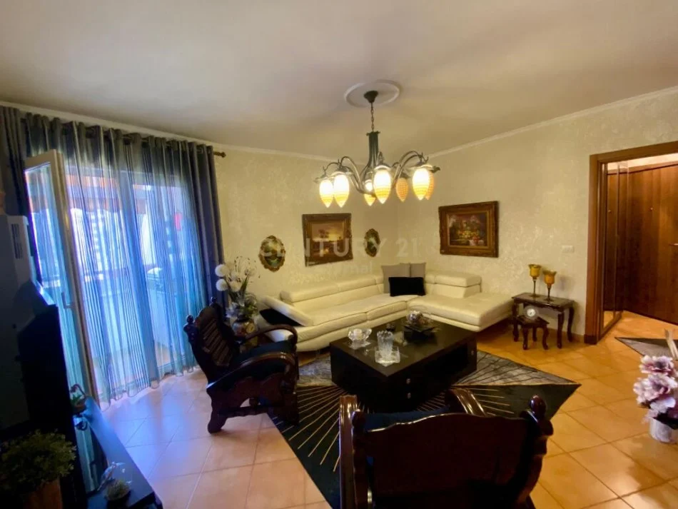 Tirane, jepet me qera 1+1 Kati 4, 700 € (air albania)