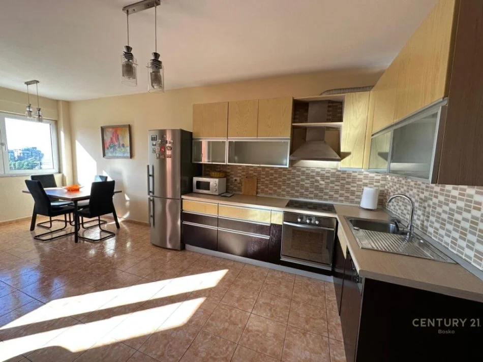 Tirane, jepet me qera apartament Kati 7, 143 m² 800 € 