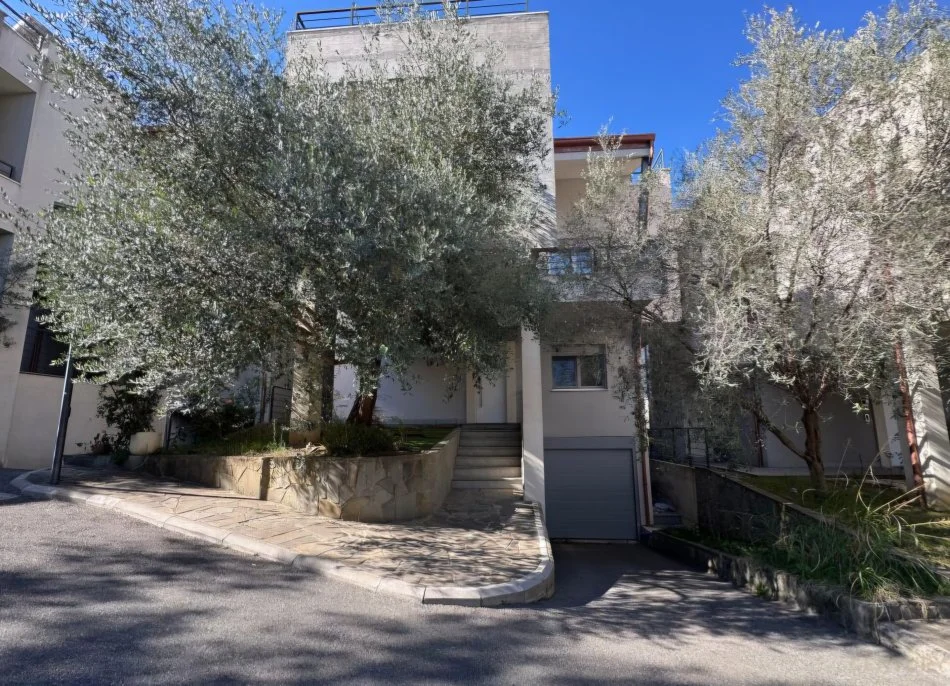 Tirane, jepet me qera 4+1+Aneks+Ballkon , 431 m² 2.500 € (Qendra Tregtare TEG)