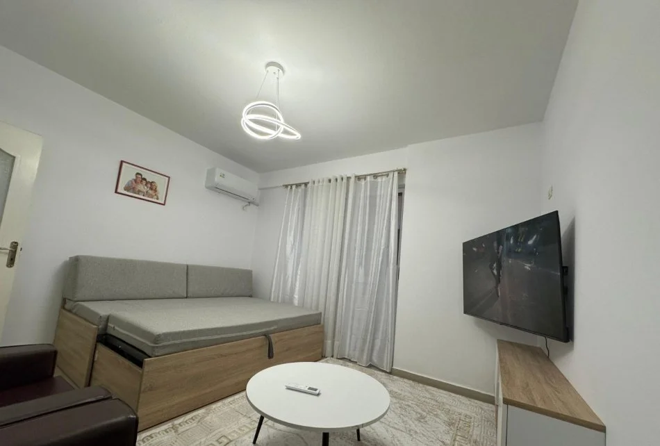 Tirane, jepet me qera apartament 1+1+Aneks+Ballkon Kati 3, 70 m² 480 € (rruga Milto Sotir Gura)