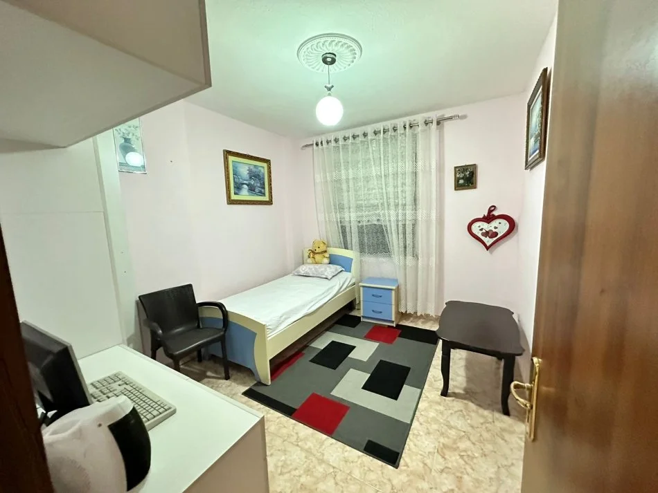 Tirane, jepet me qera apartament 2+1 , 100 m² 550 € (Rruga e kavajes)
