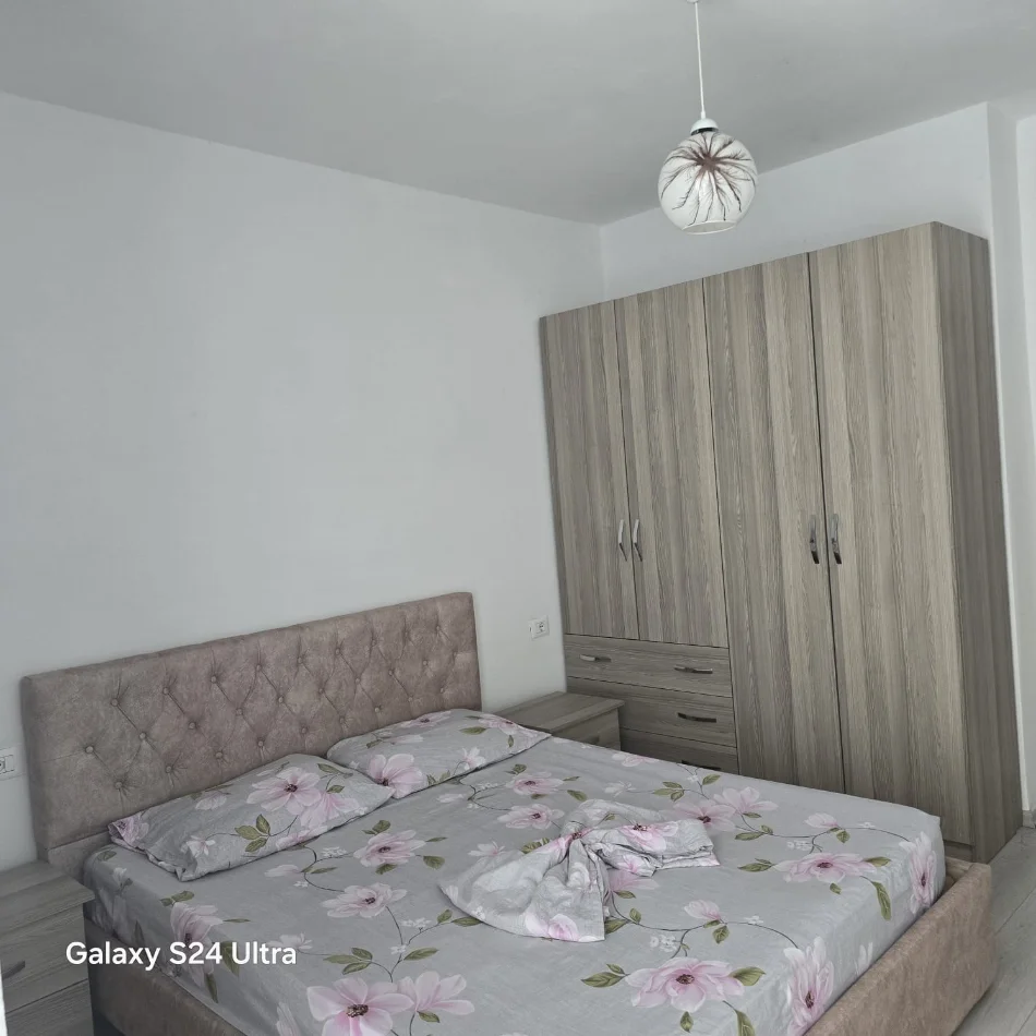 Tirane, jepet me qera apartament 1+1 Kati 2, 65 m² 40.000 Lek (Bar Sorriso ne Astir)