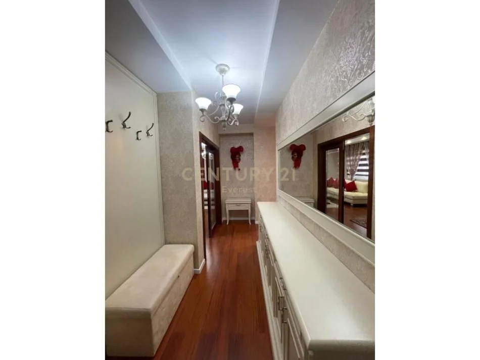 Tirane, jepet me qera apartament 2+1 Kati 4, 100 m² 900 € 