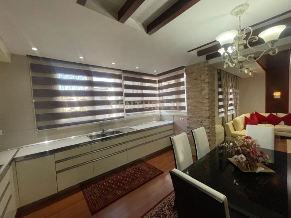 Tirane, jepet me qera apartament 2+1 Kati 4, 100 m² 900 € 